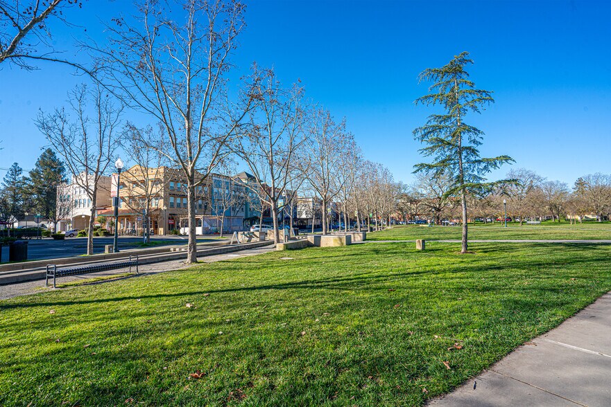 More Photos Of 9071 Windsor Rd, Windsor General Retail For Lease