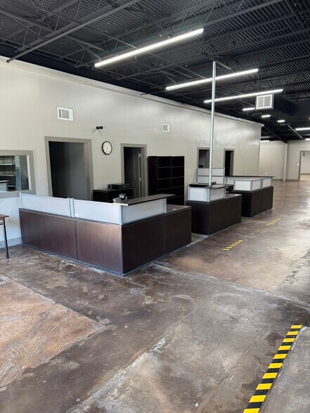 More Photos Of 215-219 Lovvorn Rd, Carrollton Warehouse For Lease