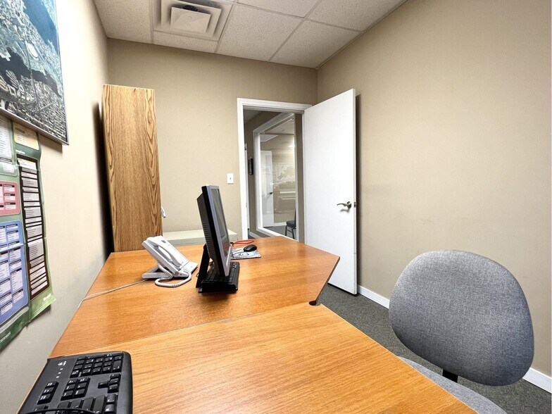 More Photos Of 998 Harbourside Dr, North Vancouver Showroom For Sale