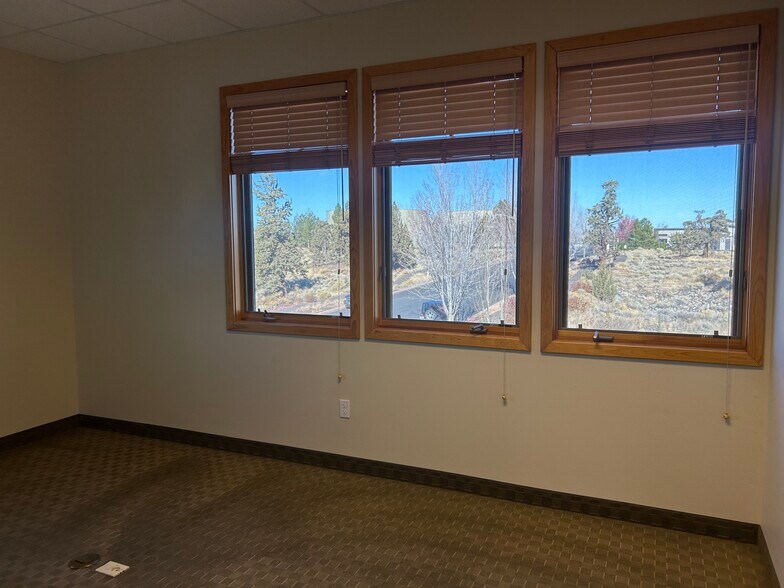 More Photos Of 525 SW Umatilla St, Redmond Office For Sale