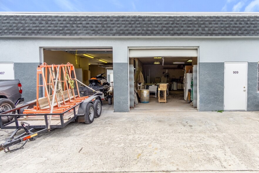 More Photos Of 801 Barnett Dr, Lake Worth Unknown For Lease