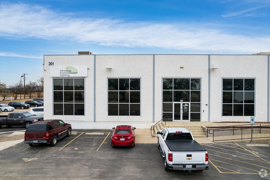 More Photos Of 301 E Risinger Rd, Fort Worth Distribution For Lease