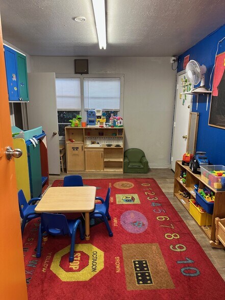 More Photos Of 1005 Austin St, Midland Storefront For Sale