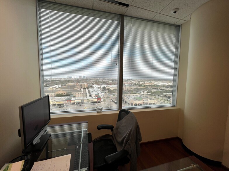 More Photos Of 9999 Bellaire Blvd, Houston Medical For Lease
