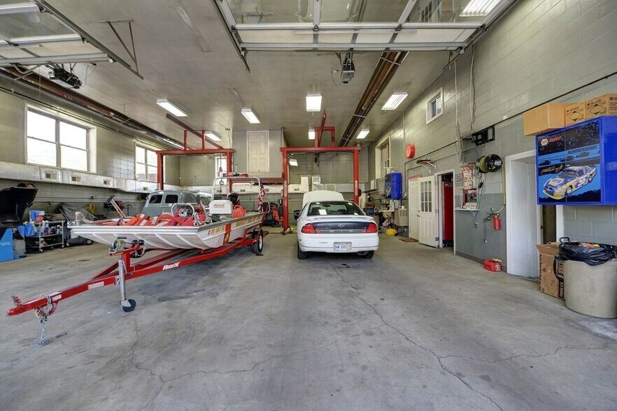 More Photos Of 9917 Maccorkle Ave, Charleston Auto Repair For Lease