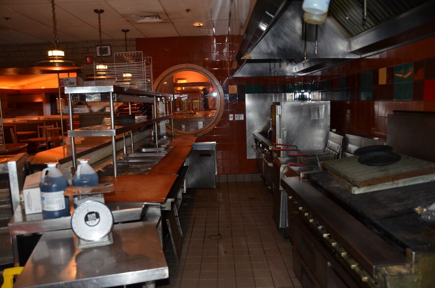 More Photos Of 300 Veterans Pky, Bolingbrook Restaurant For Sale