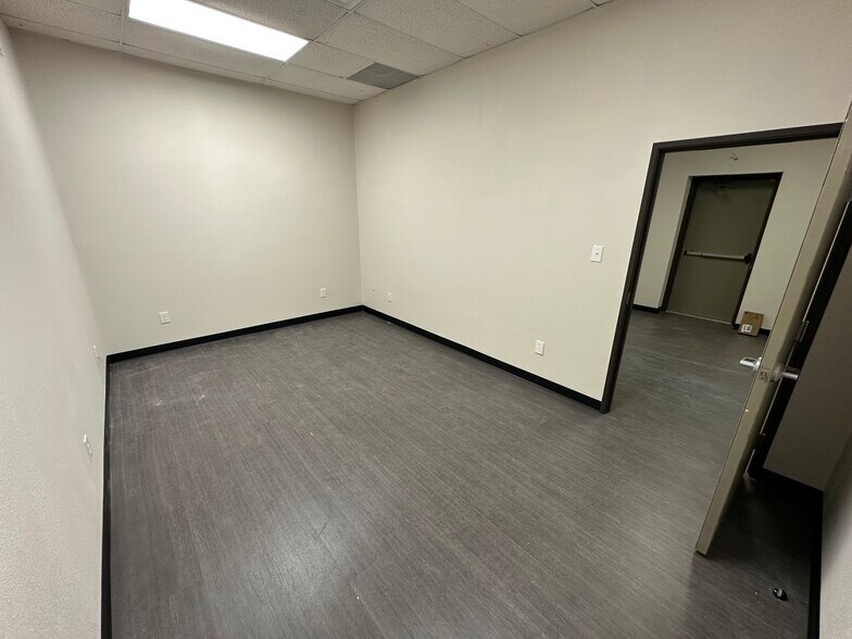More Photos Of 800 S Locust St, Denton Storefront Retail Office For Lease
