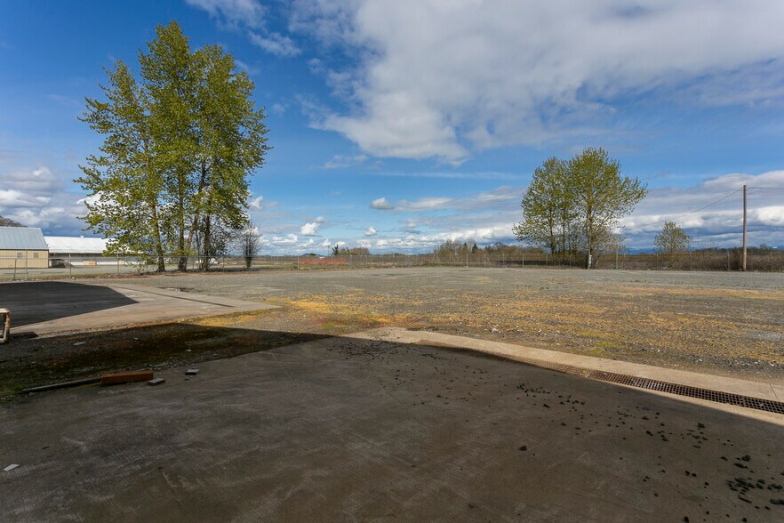 More Photos Of 33919-33923 Highway 99E, Tangent Industrial For Lease