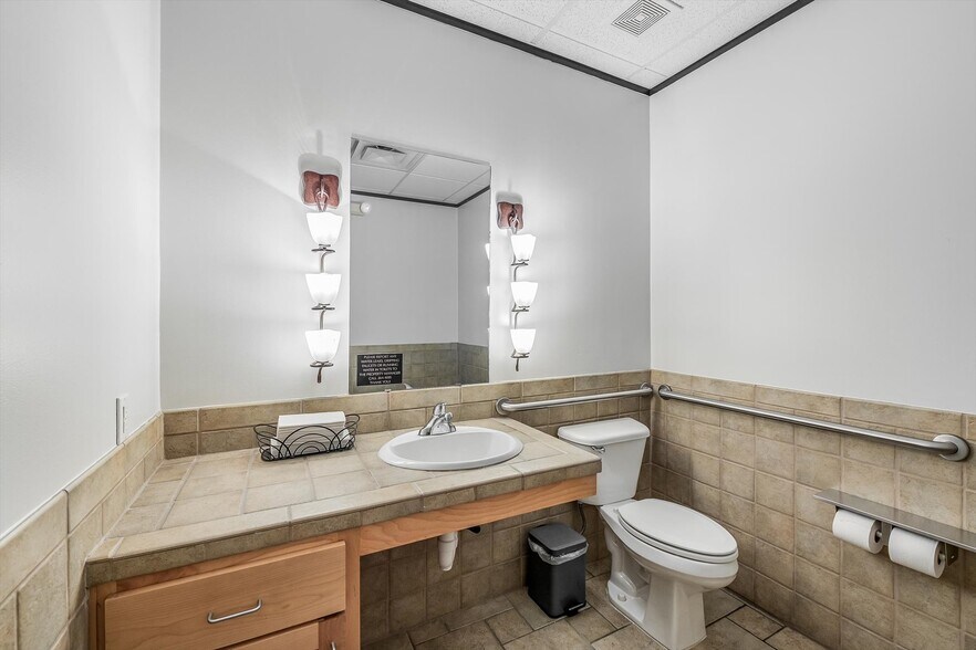 More Photos Of 7 Lakeway Centre Ct N, Lakeway Office For Lease