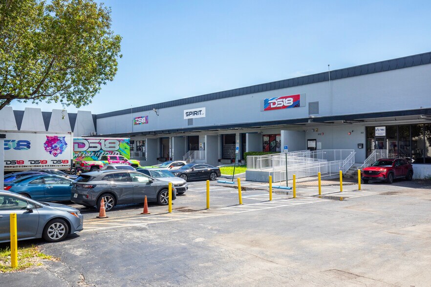 More Photos Of 1400 NW 159th St, Miami Gardens Distribution For Lease