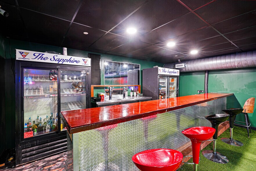 More Photos Of 801 N Fee St, Helena Bar For Sale