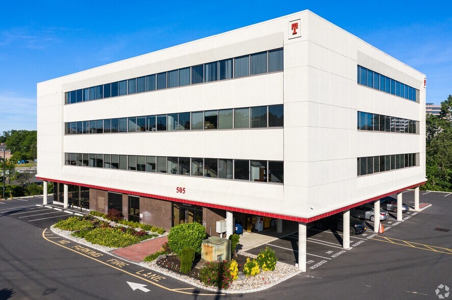 More Photos Of 505 Thornall St, Edison Office For Lease