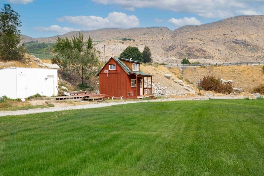 More Photos Of 385 State Route 153, Pateros, WA 98846, USA, Pateros Specialty For Sale