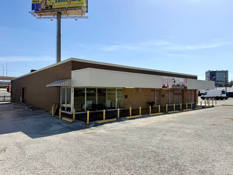 More Photos Of 5726 Mobud St, San Antonio Religious Facility For Lease