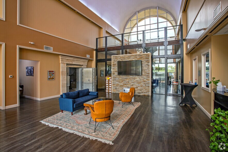More Photos Of 912 Bastrop Hwy, Austin Office For Lease