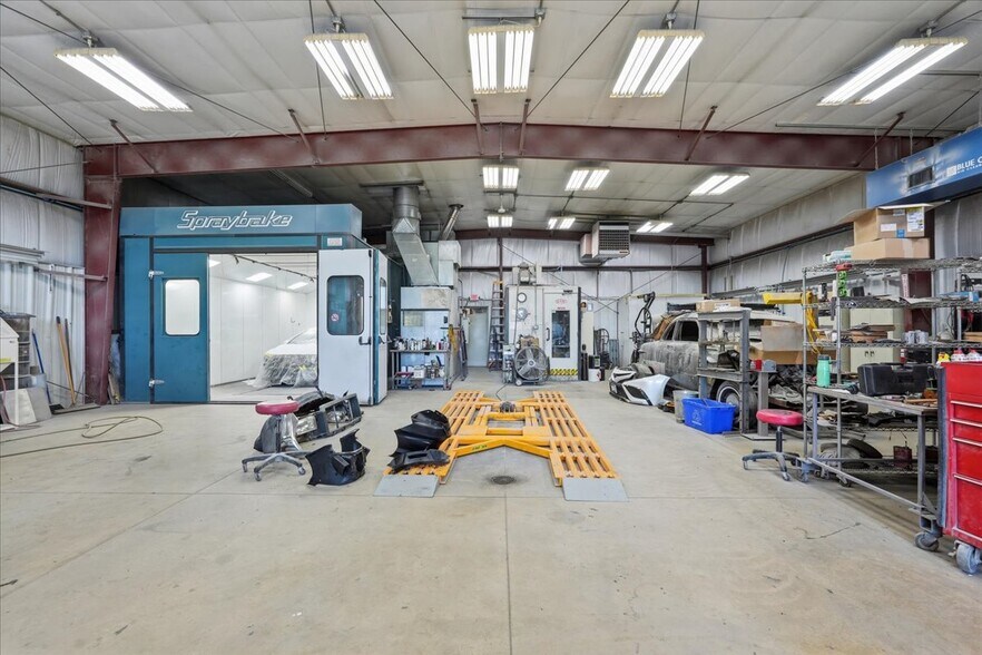 More Photos Of 590 Commercial Ave, Waterloo Auto Repair For Sale