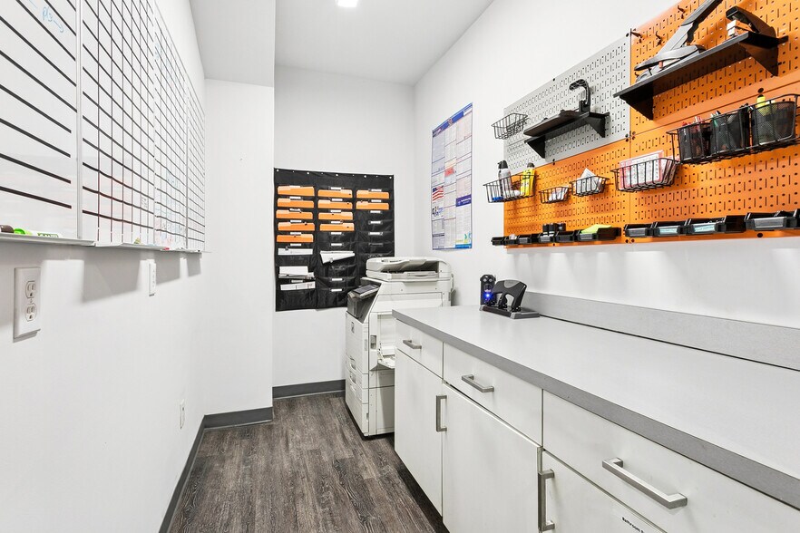 More Photos Of 326 Almedia Rd, Saint Rose Warehouse For Lease