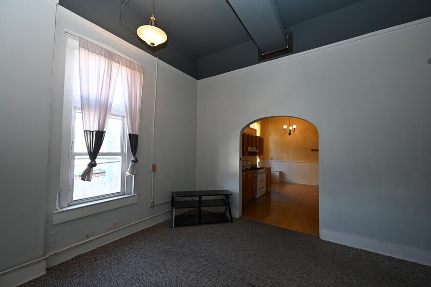 More Photos Of 111 N Market St, Winamac Showroom For Sale