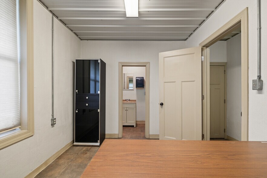 More Photos Of 922 W Fourth St, Mansfield Warehouse For Lease