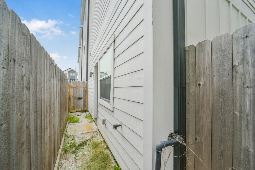 More Photos Of 316 Thornton Rd, Houston Apartments For Sale