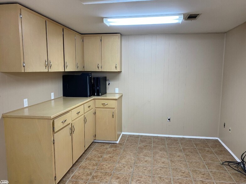 More Photos Of 1701 S Timber St, Stuttgart Office Residential For Sale