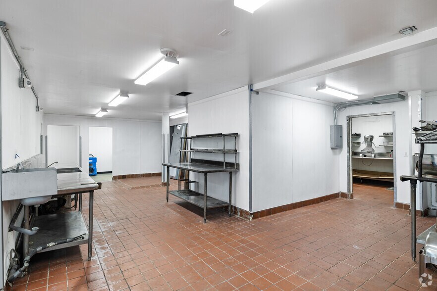 More Photos Of 15 Embarcadero W, Oakland General Retail For Sale