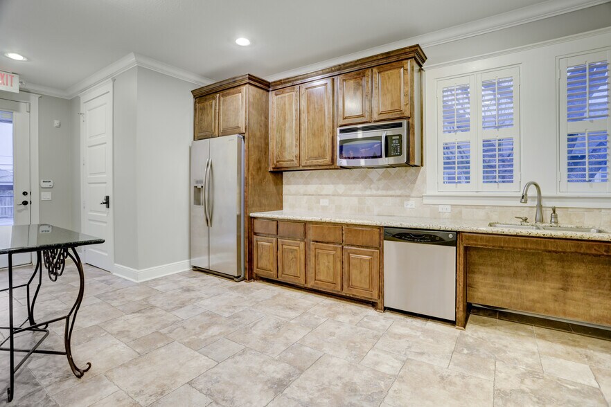 More Photos Of 206 Brooks St, Sugar Land Office Residential For Sale