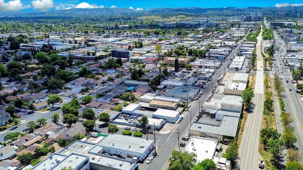 More Photos Of 7448 Deering Ave, Canoga Park Industrial For Sale