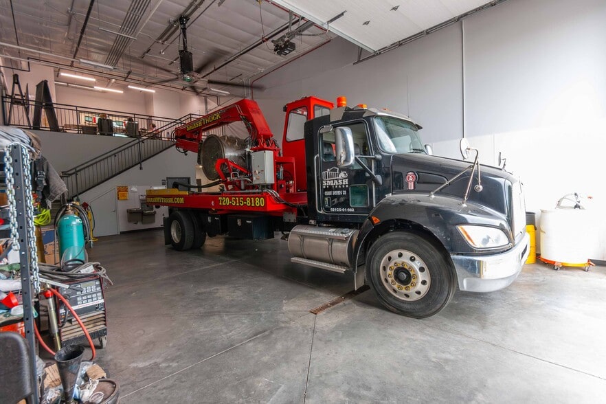 More Photos Of 7292 Greenridge Rd, Windsor Warehouse For Lease