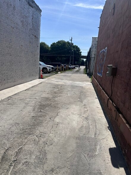 More Photos Of 824 Ralph David Abernathy Blvd, Atlanta Storefront For Lease