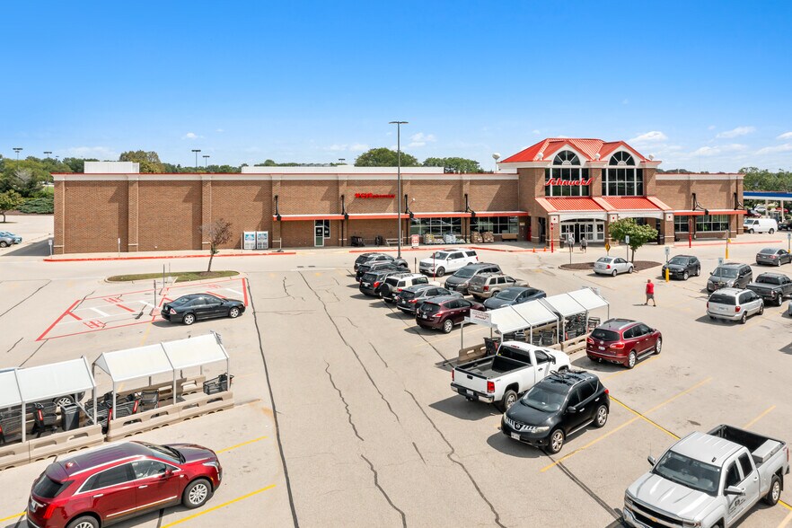 More Photos Of 2206 Barnes Blvd, Rockford Supermarket For Sale