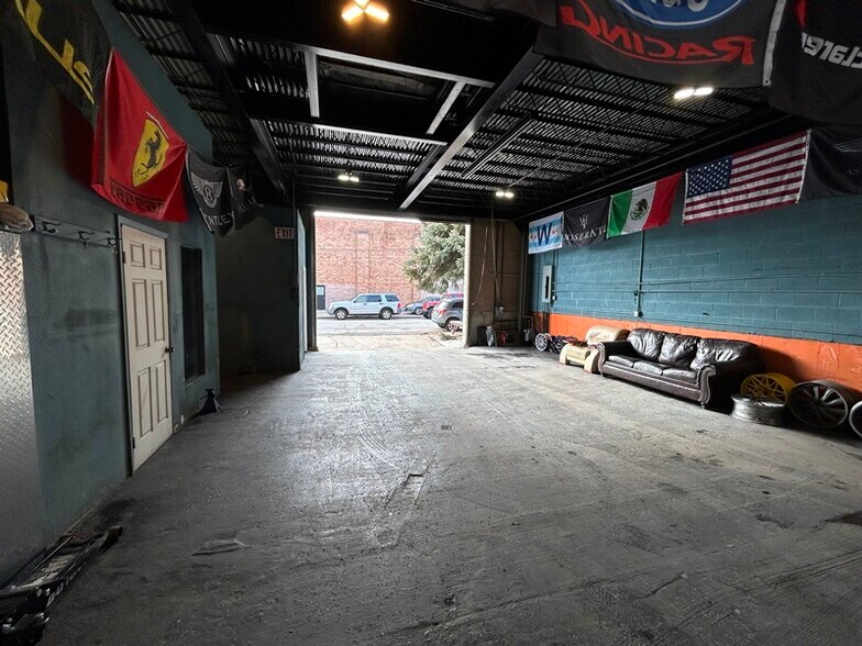 More Photos Of 2416 W Barry Ave, Chicago Warehouse For Lease