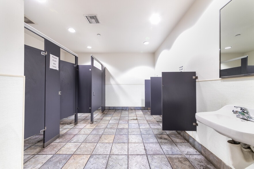 More Photos Of 15001 S Figueroa St, Gardena Distribution For Lease