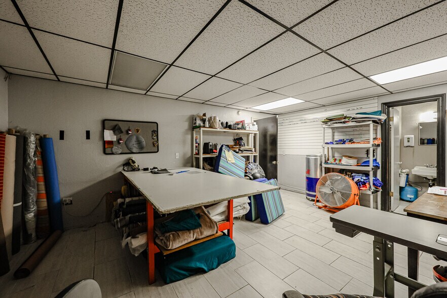 More Photos Of 236 S Alma School Rd, Mesa Showroom For Sale