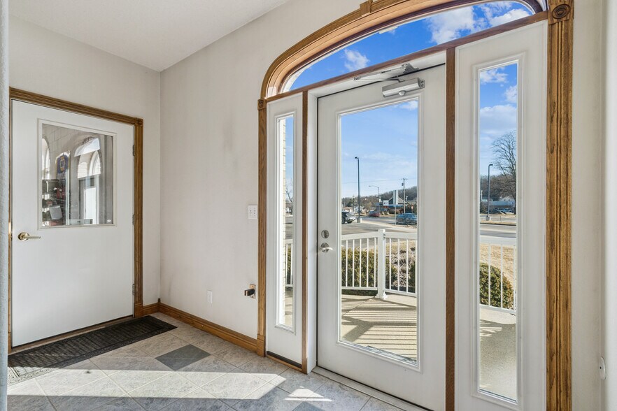 More Photos Of 702 Short St, Decorah Office For Sale