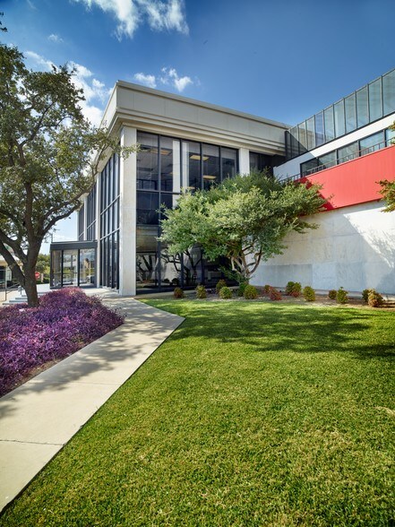 More Photos Of 1111 W Mockingbird Ln, Dallas Office For Lease