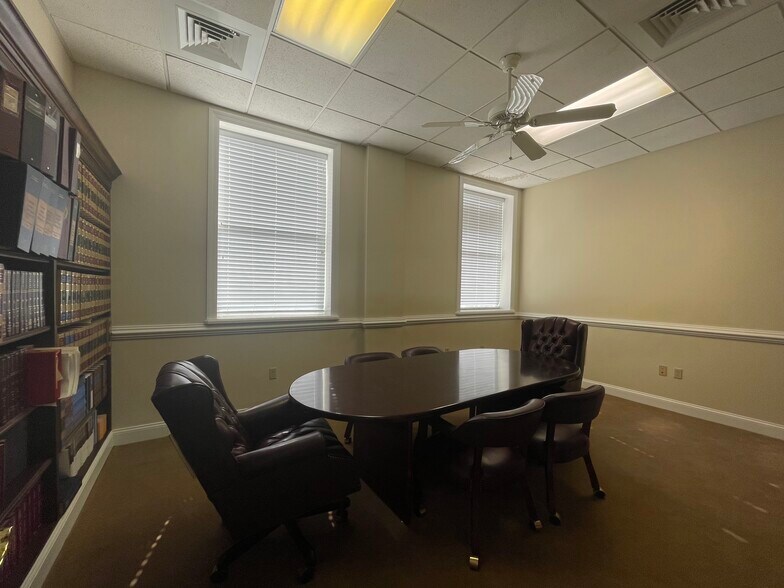 More Photos Of 220 W Main St, Tavares Office For Lease