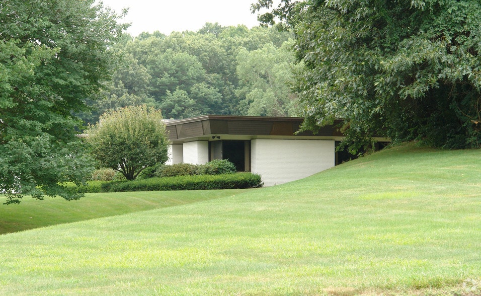 Primary Photo Of 72 Northwest Dr, Plainville Manufacturing For Sale