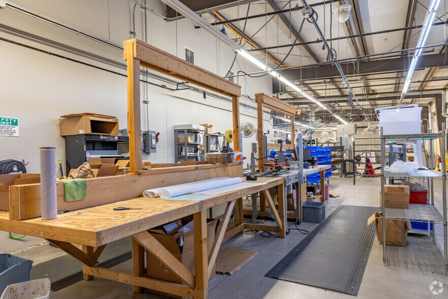 More Photos Of 1805 Riverway Dr, Pekin Distribution For Sale