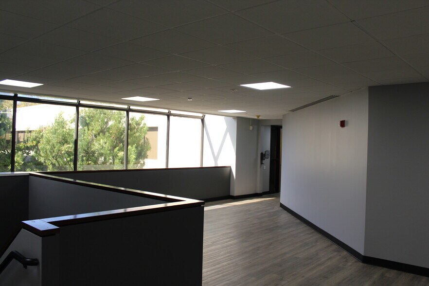 More Photos Of 5955 De Soto Ave, Woodland Hills Office For Lease