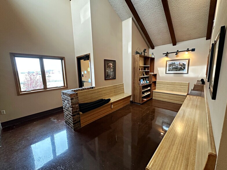 More Photos Of 1210 Southtown Dr, Waterloo Office For Sale