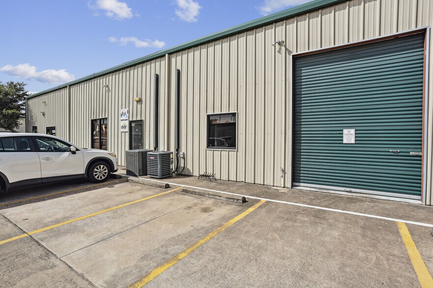 More Photos Of 11190 Circle Dr, Austin Unknown For Lease