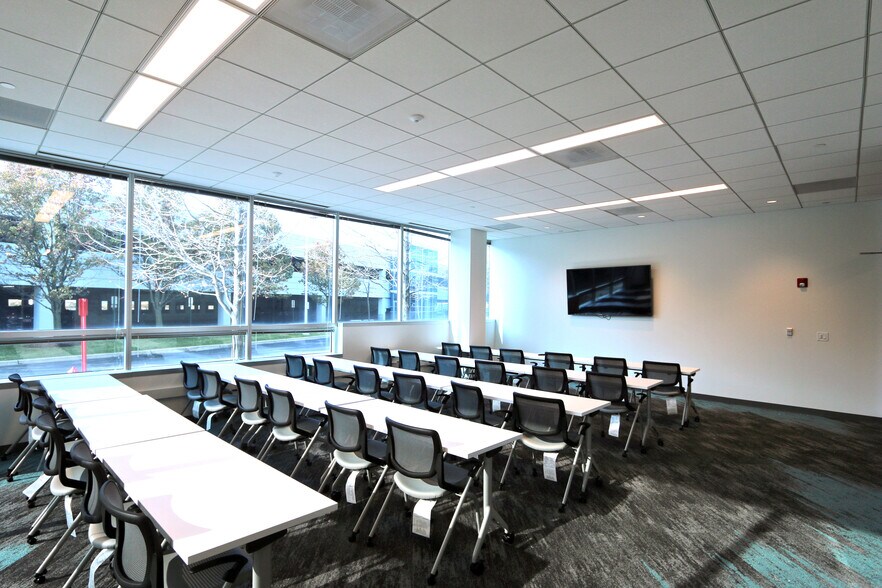 More Photos Of 5500 Pearl St, Rosemont Office For Sale