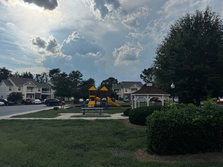 More Photos Of 2006 Oakbrook Ct, Reidsville Apartments For Sale