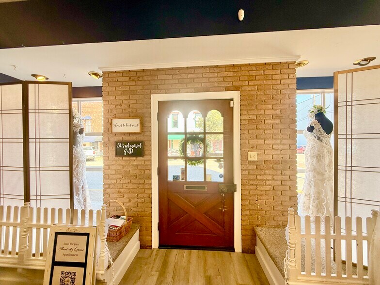 More Photos Of 212 E Main St, Brenham Storefront For Lease
