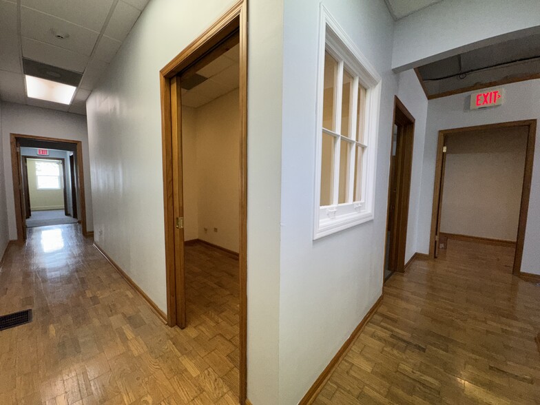 More Photos Of 28W583 Stafford Pl, Warrenville Restaurant For Lease