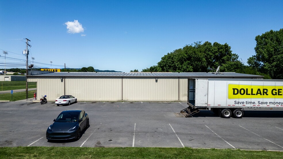More Photos Of 173 W Lee St, Broadway Freestanding For Sale
