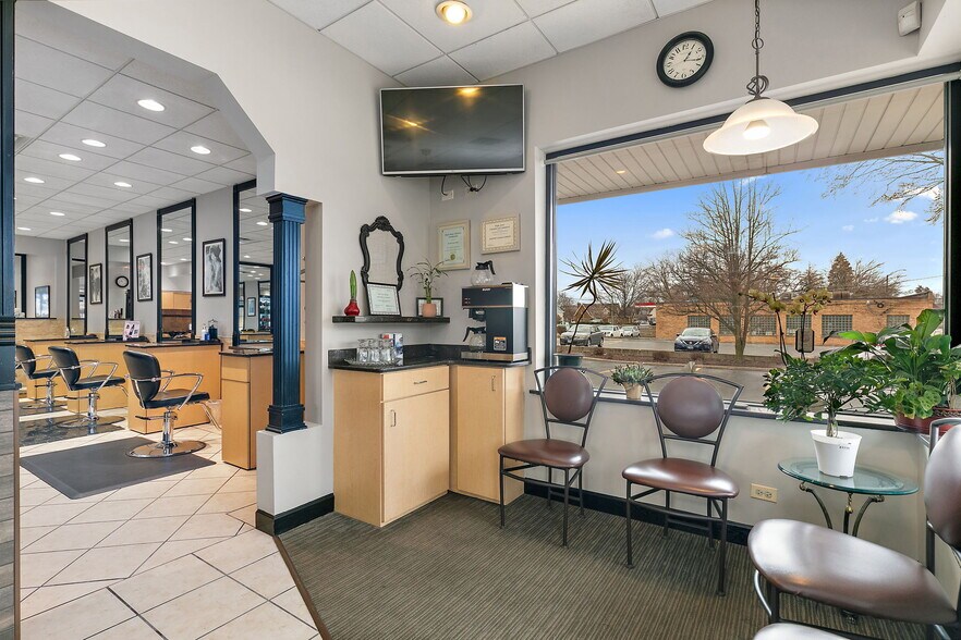 More Photos Of 160-175 N Edison Ave, Elgin Freestanding For Sale