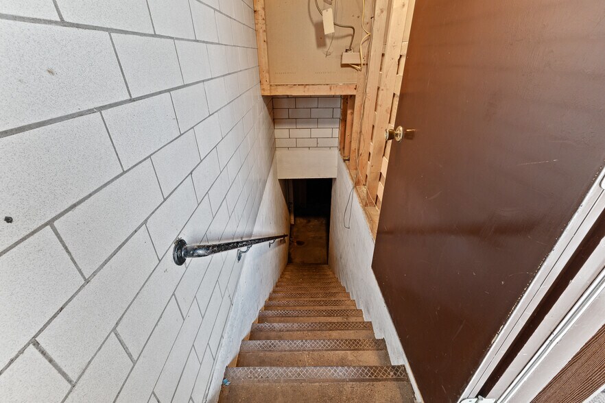 More Photos Of 1302-1306 4th Ave, Huntington Medical For Sale