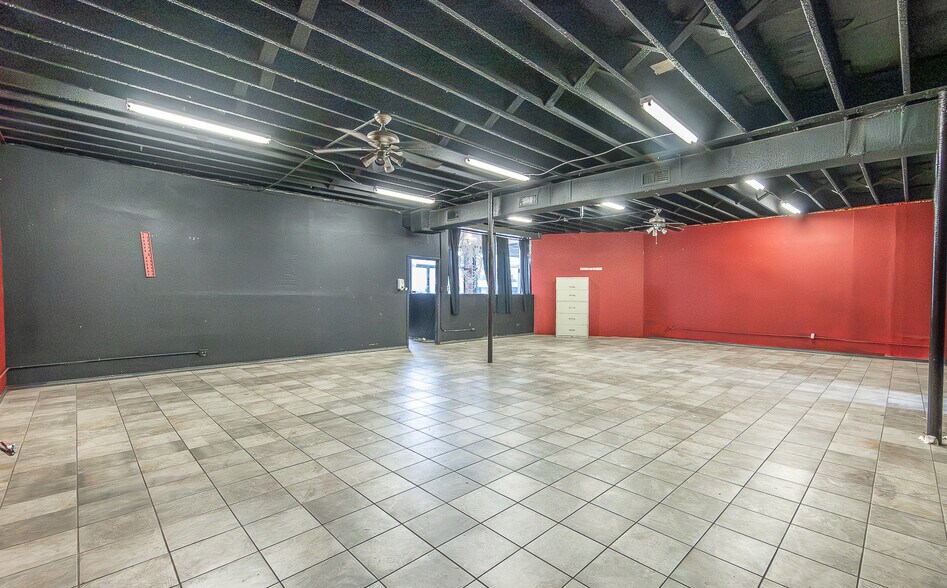 More Photos Of 2621 34th St, Lubbock Freestanding For Sale